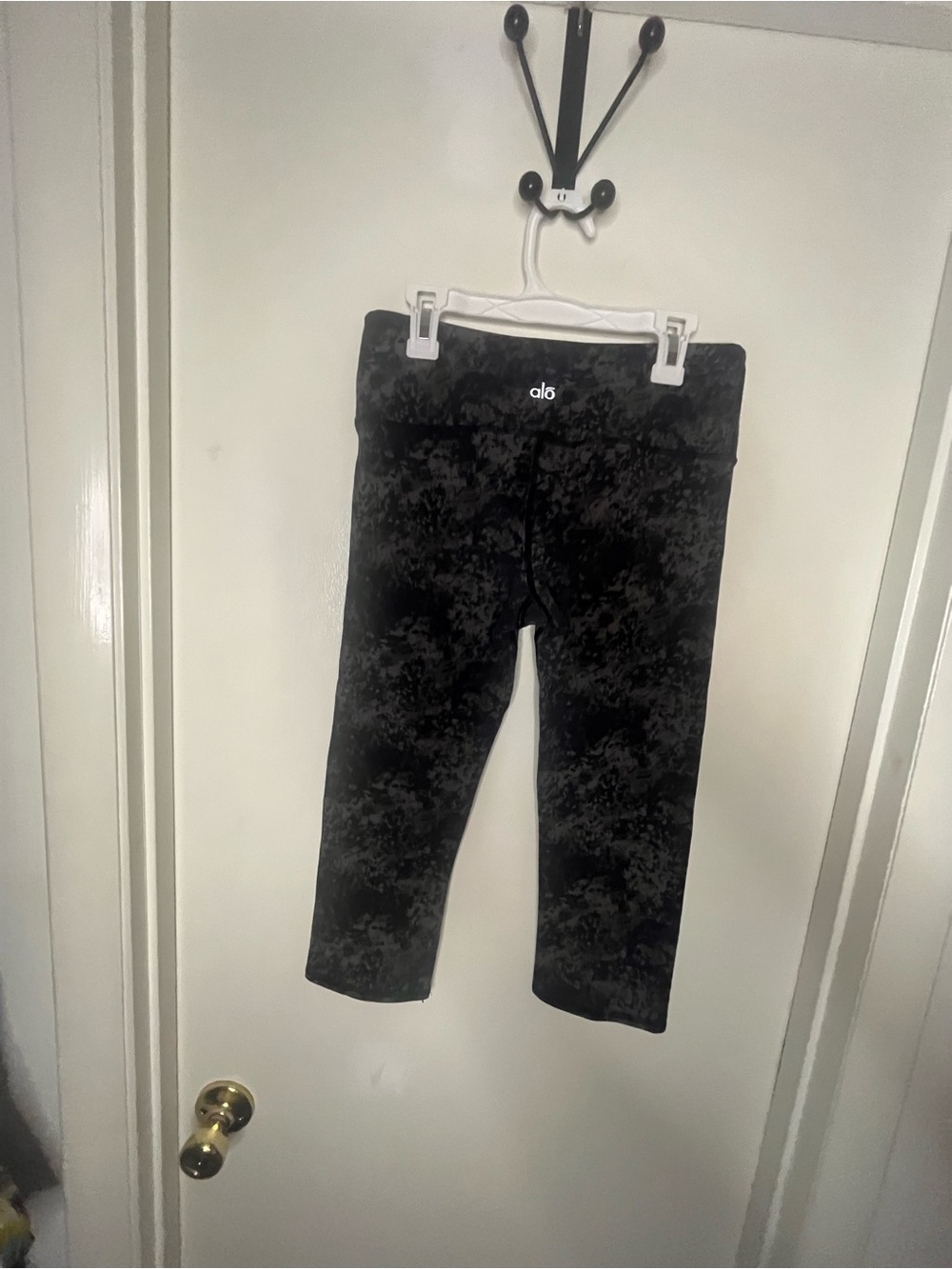 Alo High-Rise Black Abstract Print Capri Leggings - Picture 3 of 5